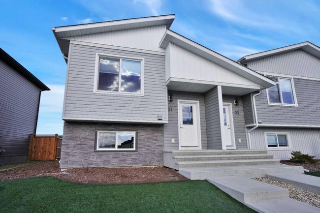 21 Iron Gate Boulevard, Home with 4 bedrooms, 2 bathrooms and 2 parking in Sylvan Lake AB | Image 1