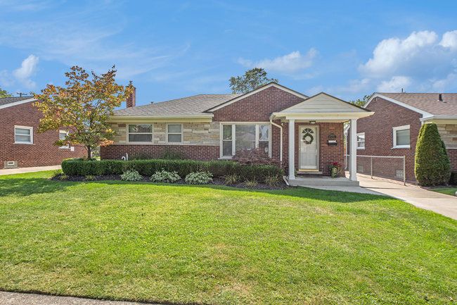 Rosedale St, Saint Clair Shores, MI 48080