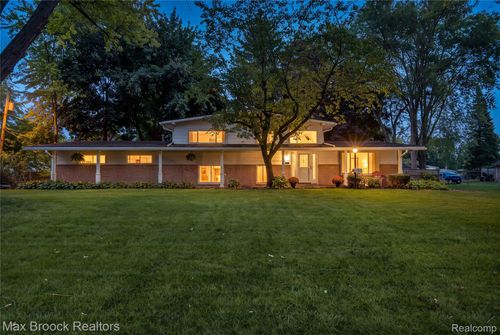 1752 Middle Trail Rd, Commerce Twp, MI, 48390-2713 | Card Image