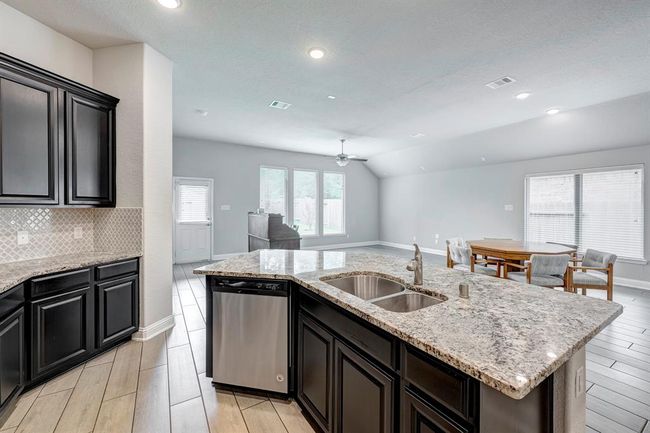2811 Ridgecliff Ct, House other with 3 bedrooms, 2 bathrooms and 2 parking in Conroe TX | Image 4