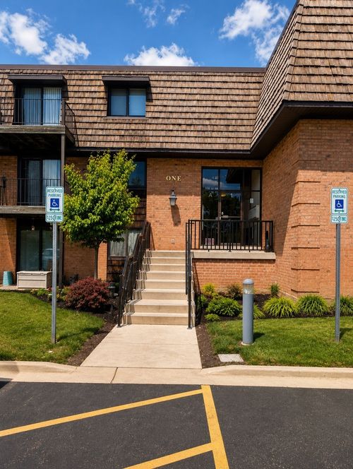 1302-1 Oak Creek Dr, Buffalo Grove, IL, 60089-3740 | Card Image