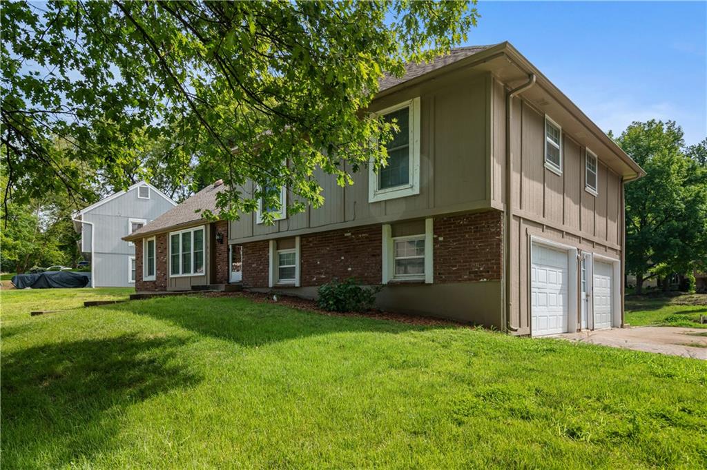Mirror Lake Dr, Kansas City, MO 64152