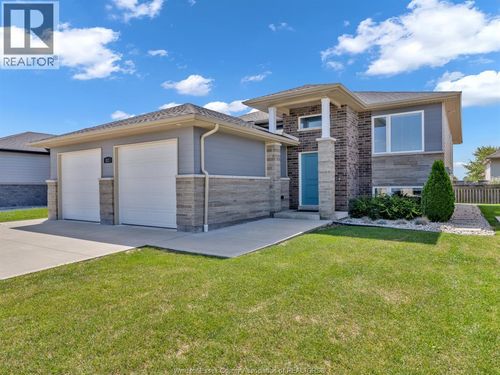 324 Sweetman Ave, Essex, ON, N8M0C4 | Card Image