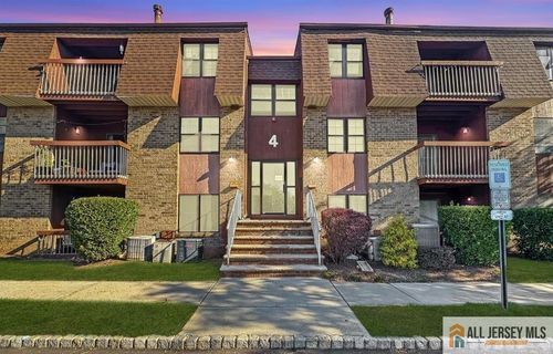 39 Powderhorn Ct, Woodbridge, NJ, 07095-1416 | Card Image