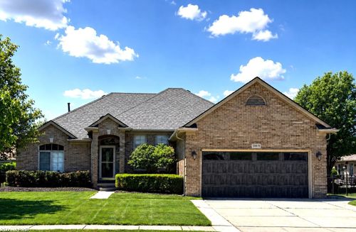 54419 Maple Leaf Dr, New Baltimore, MI, 48047-5585 | Card Image