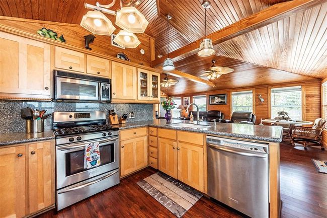 Perfect spot to entertain family and friends | Image 16