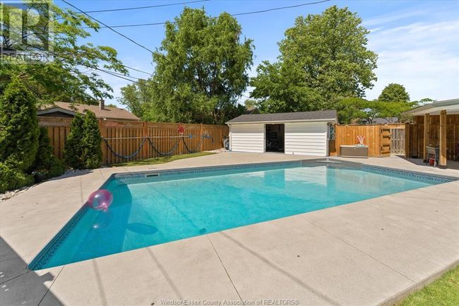 1568 St Gabriel Crt, Home with 3 bedrooms, 2 bathrooms and null parking in Windsor ON | Image 38
