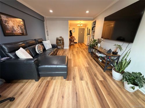 apt-1o-7311 210th St, Oakland Gardens, NY, 11364-2809 | Card Image