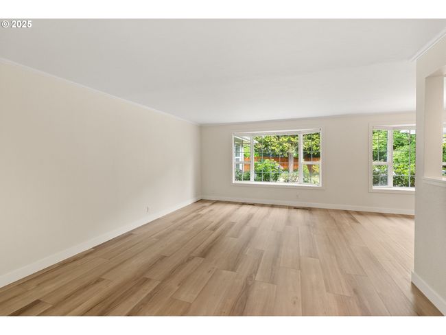 Living Room/Entrance | Image 8