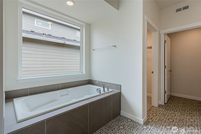 Primary Bathtub | Image 17