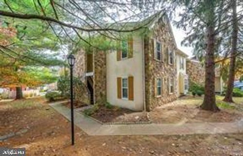 194 Valley Stream Ln, CHESTERBROOK, PA, 19087-5854 | Card Image