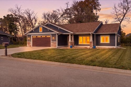 860 Bridle Ln, La Crescent, MN, 55947-2813 | Card Image