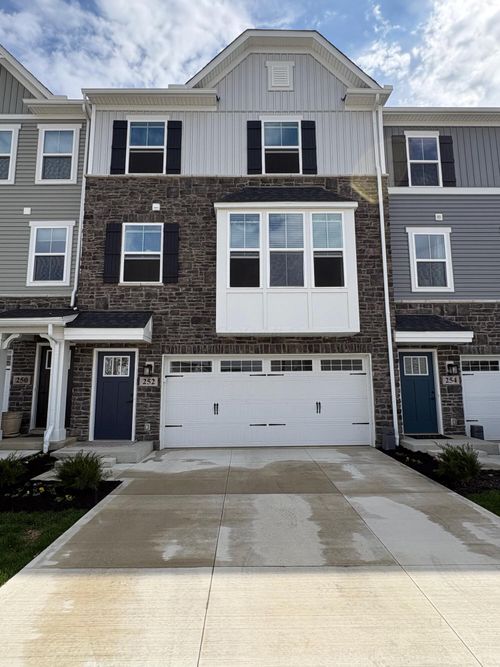 252 Via Corso, Delaware, OH, 43015-4583 | Card Image