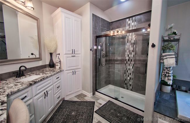 Tile shower with composite base. | Image 22