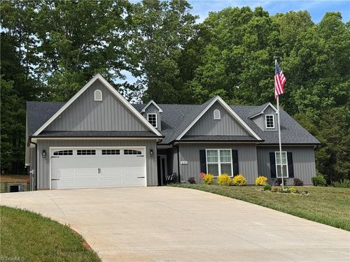 429 Winchester Dr, King, NC, 27021-9221 | Card Image