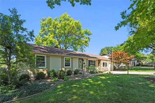 8914 Western Hills Dr, Kansas City, MO, 64114-3565 | Card Image