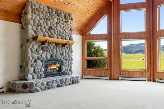 Living area/gas fireplace | Image 12