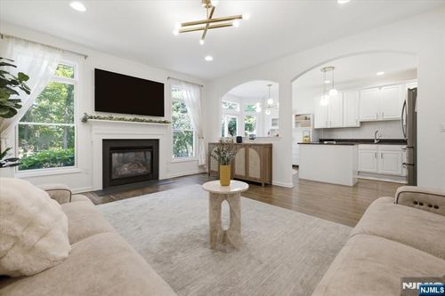 21 Chestnut Ct, Cedar Grove, NJ, 07009-1173 | Card Image