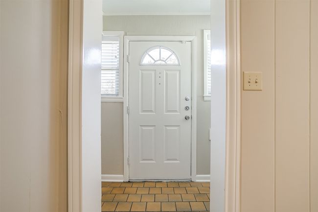 Tiled entrance foyer with baseboards and ornamental molding | Image 4