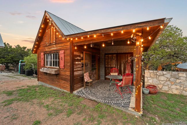 110 Apacheria Pass W, House other with 3 bedrooms, 3 bathrooms and null parking in Comfort TX | Image 6