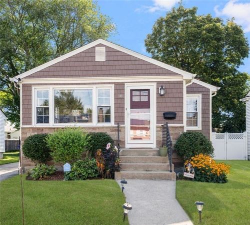 18 Pine St, North Providence, RI, 02911-2126 | Card Image
