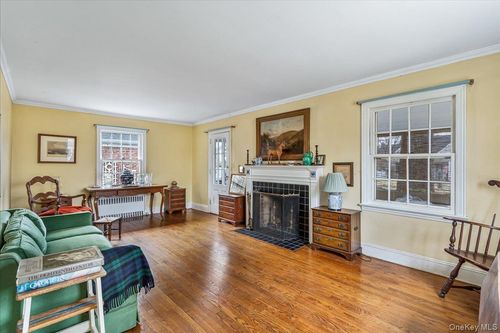 121 Knollwood Rd, Rockville Centre, NY, 11570-2717 | Card Image