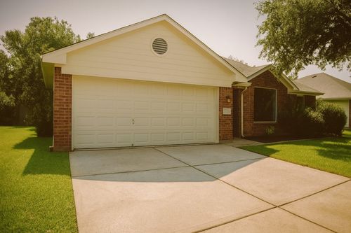 122 Edison Dr, Hutto, TX, 78634-5070 | Card Image