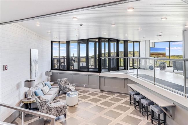 Common area adjacent to the lobby. | Image 38