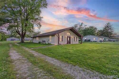 906 E Prairie St, Jerseyville, IL, 62052-2800 | Card Image