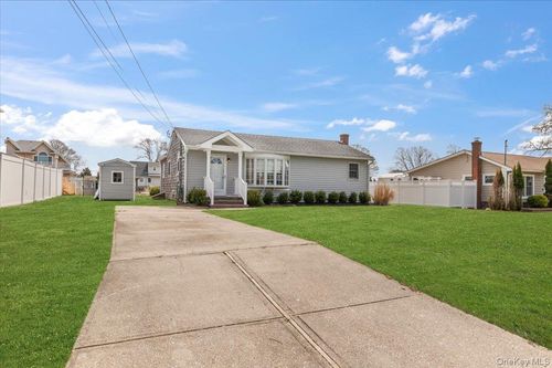 7 Whiting Rd, East Quogue, NY, 11942-4905 | Card Image