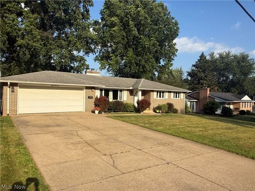 800 Woodview Dr Ne, Massillon, OH, 44646-4947 | Card Image