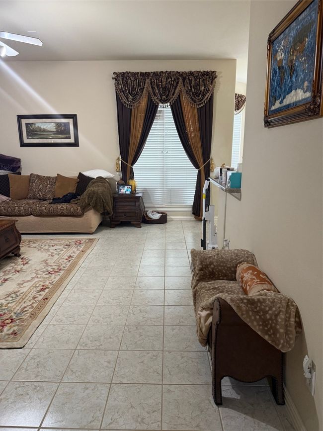 Living area with ceiling fan | Image 11