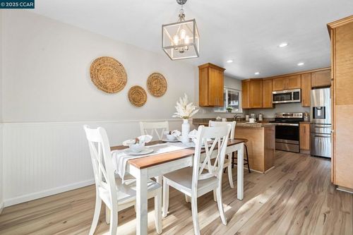 9 Glen Dr, Fairfax, CA, 94930-1309 | Card Image