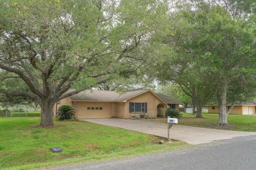 424 Candy St, El Campo, TX, 77437-9240 | Card Image