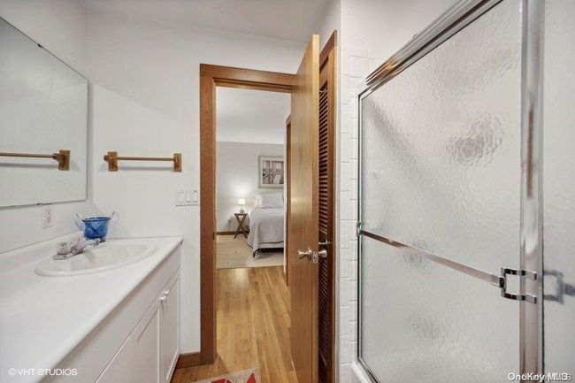 main house dual entry full bath | Image 18