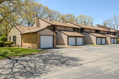 4655 S Woodland Dr, Greenfield, WI, 53220-3845 | Card Image