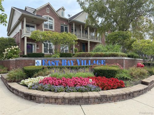 435 Village Dr, Walled Lake, MI, 48390-3550 | Card Image