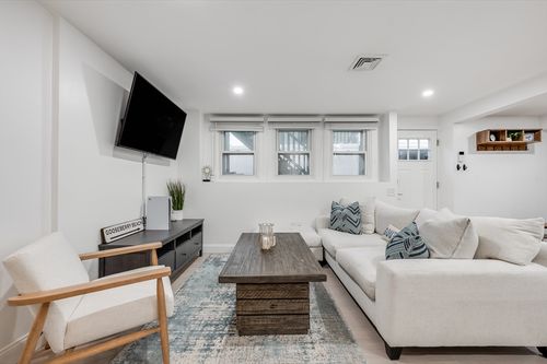 apt-1-261 Silver St, Boston, MA, 02127-4686 | Card Image