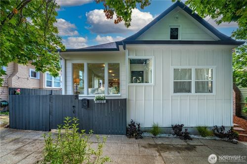 1305 Ne 55th St, Seattle, WA, 98105-3513 | Card Image