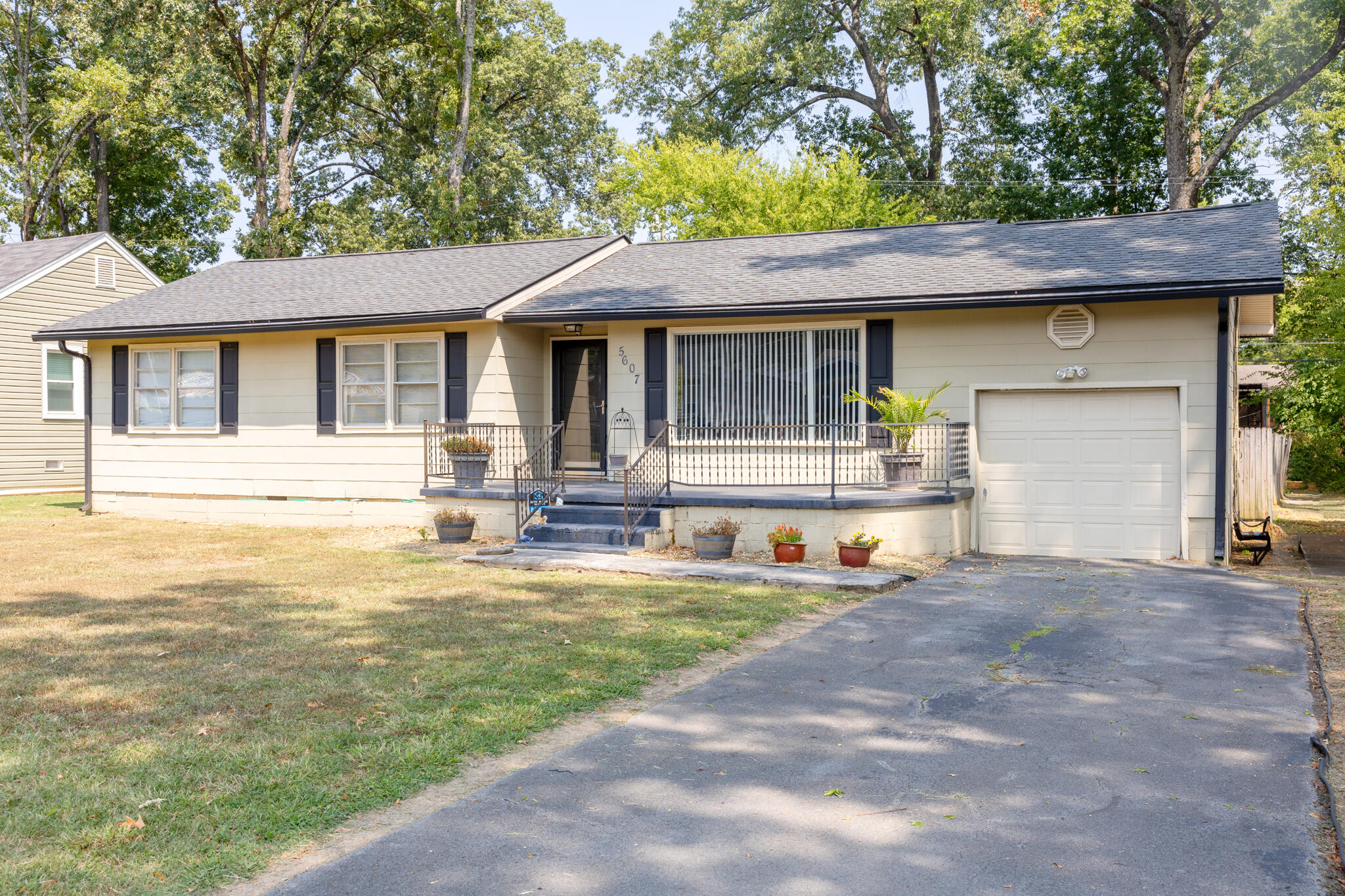 Pinelawn Ave, Chattanooga, TN 37411