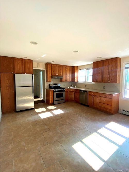 2-18 Temple St, Williston Park, NY, 11596-1833 | Card Image