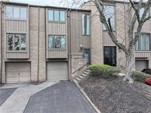352 Hawthorn Ct, Ross Twp, PA, 15237 | Card Image