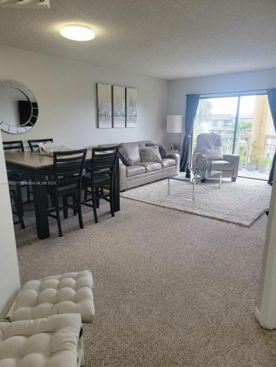 426 - 8290 Lake Dr, Condo with 1 bedrooms, 1 bathrooms and null parking in Doral FL | Image 3