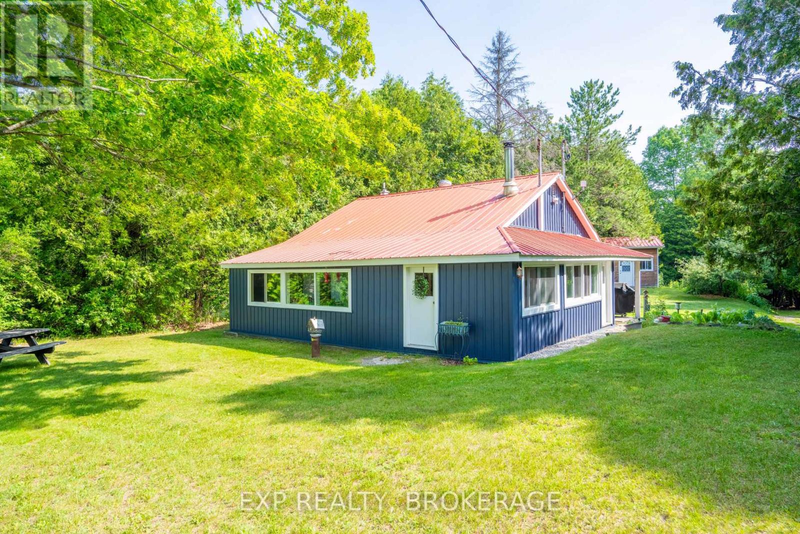 Residential in Frontenac (Frontenac North) 3
