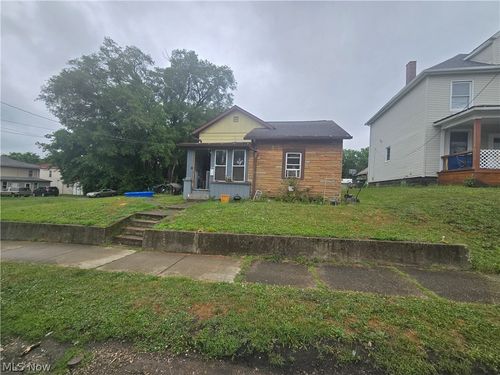 24 Maple Ave Se, Massillon, OH, 44646-8065 | Card Image