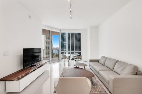 2005-851 Ne 1st Ave, Miami, FL, 33132-1817 | Card Image