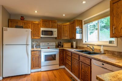 1415 Earl St, House other with 4 bedrooms, 3 bathrooms and null parking in Rossland BC | Image 3