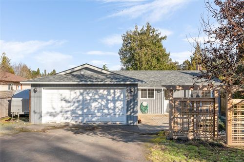 635 Doehle Ave, Parksville, BC, V9P1C2 | Card Image