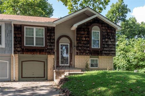 5924 Nw Creekview Dr, Parkville, MO, 64152-3225 | Card Image