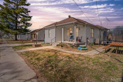 908 Locust St, Carrollton, IL, 62016-1228 | Card Image